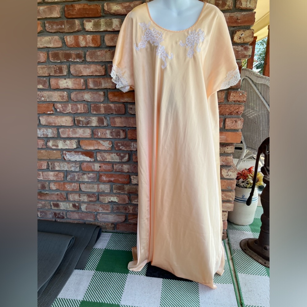 Private Luxuries Natori yellow satin and white lace long capped sleeve nightgown